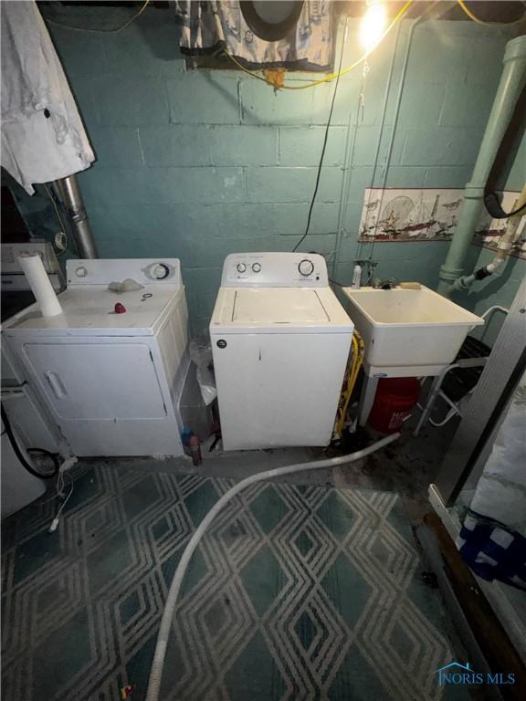 1421 N Ravine Pkwy, Toledo, OH 43605 - washroom featuring independent washer and dryer and a sink
