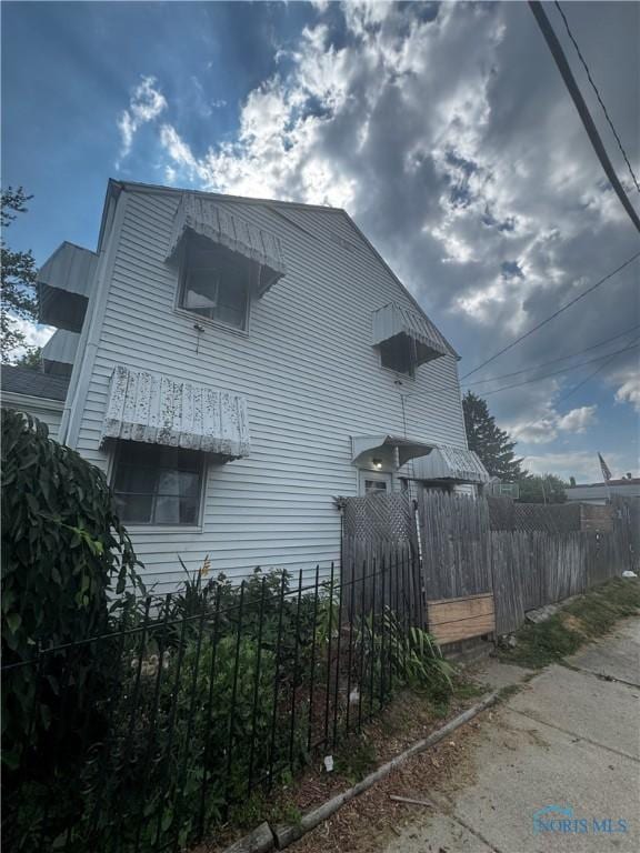 1421 N Ravine Pkwy, Toledo, OH 43605 - view of side of property