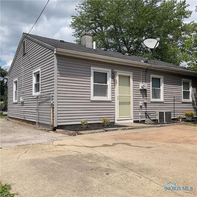 415 W Northgate Pkwy, Toledo, OH 43612 - view of front of home with a chimney