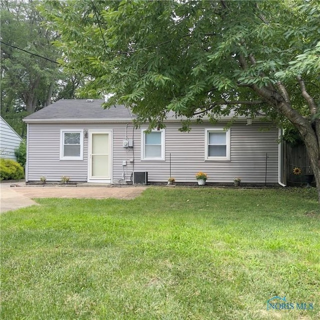 415 W Northgate Pkwy, Toledo, OH 43612 - view of front of home with a front lawn and a patio