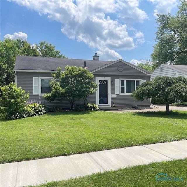415 W Northgate Pkwy, Toledo, OH 43612 - view of front facade with a front lawn and a chimney