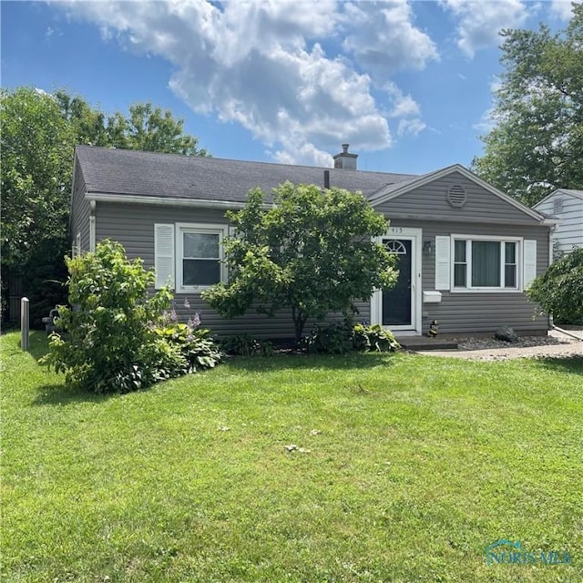 415 W Northgate Pkwy, Toledo, OH 43612 - view of front of house featuring a front yard, a chimney, and roof with shingles