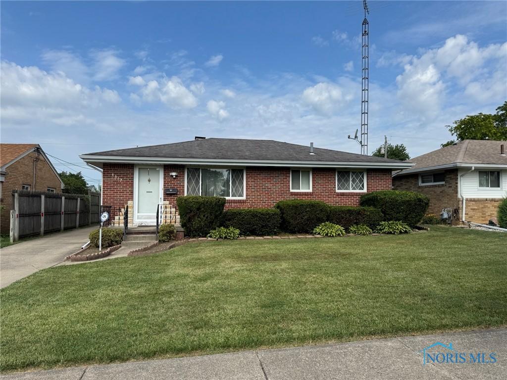 4317 290th St, Toledo, OH 43611 - ranch-style home featuring brick siding and concrete driveway