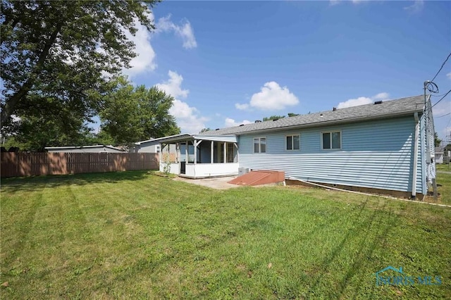 601 Edith Ave, Findlay, OH 45840 - back of property with a sunroom