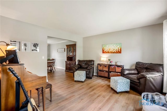 2838 Long View Dr, Maumee, OH 43537 - living room featuring light wood finished floors and baseboards