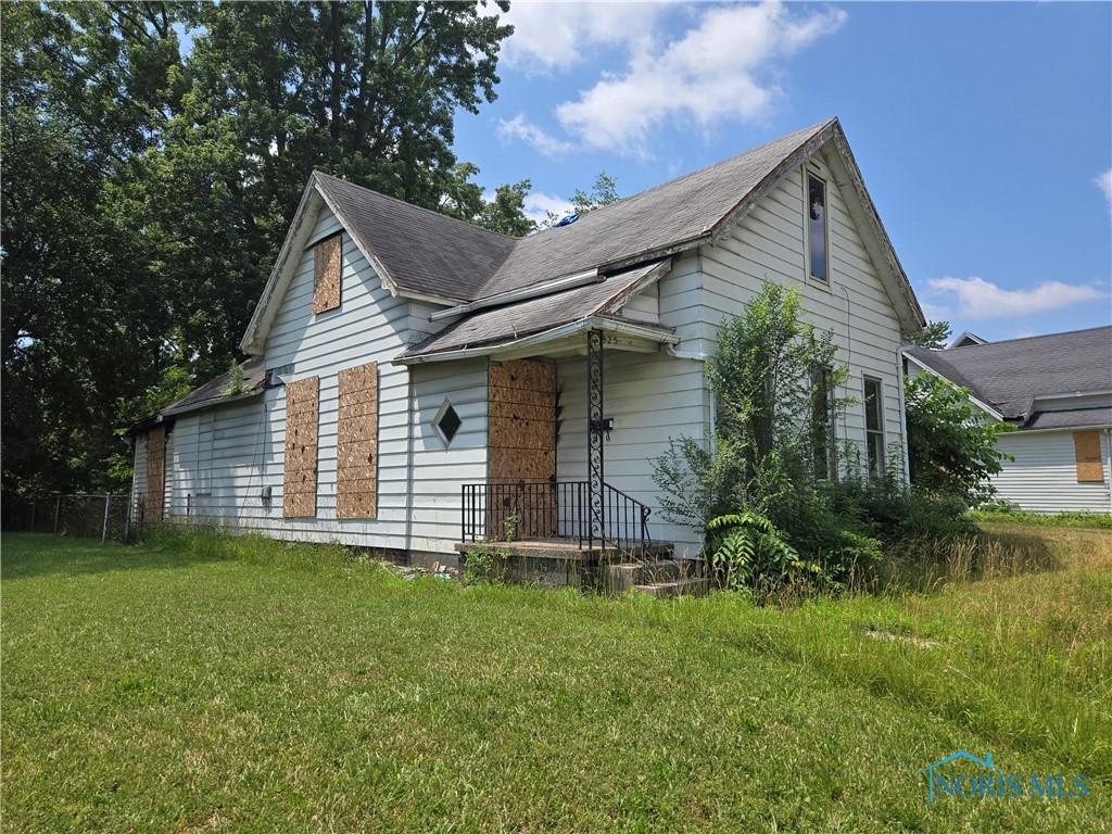 925 Colburn St, Toledo, OH 43609 - bungalow featuring a front yard and roof with shingles