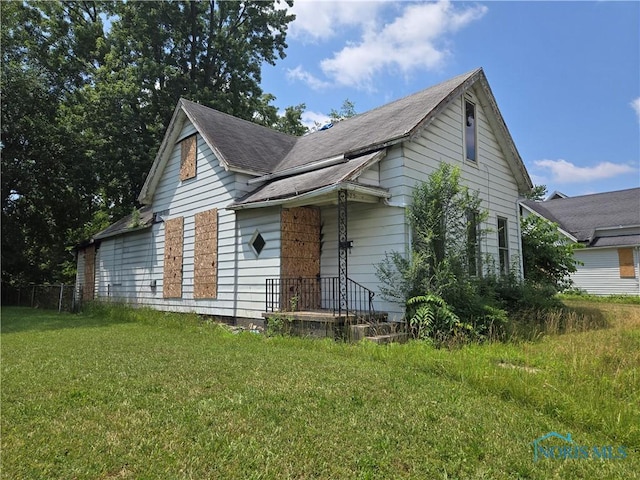 925 Colburn St, Toledo, OH 43609 - bungalow featuring a front yard and roof with shingles