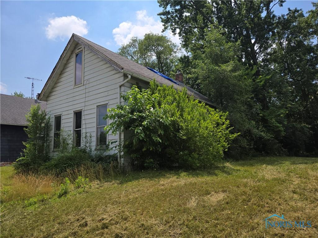 925 Colburn St, Toledo, OH 43609 - view of side of property featuring a lawn