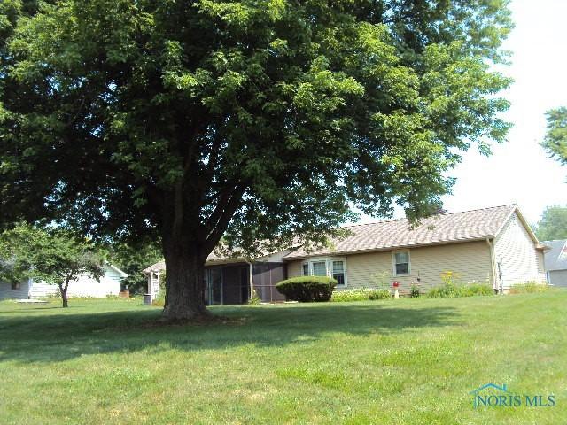 217 Lakeview Dr, Bryan, OH 43506 - view of front facade featuring a front yard