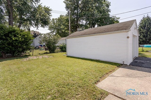 1333 Abbott Ave, Toledo, OH 43614 - view of grassy yard with an outdoor structure