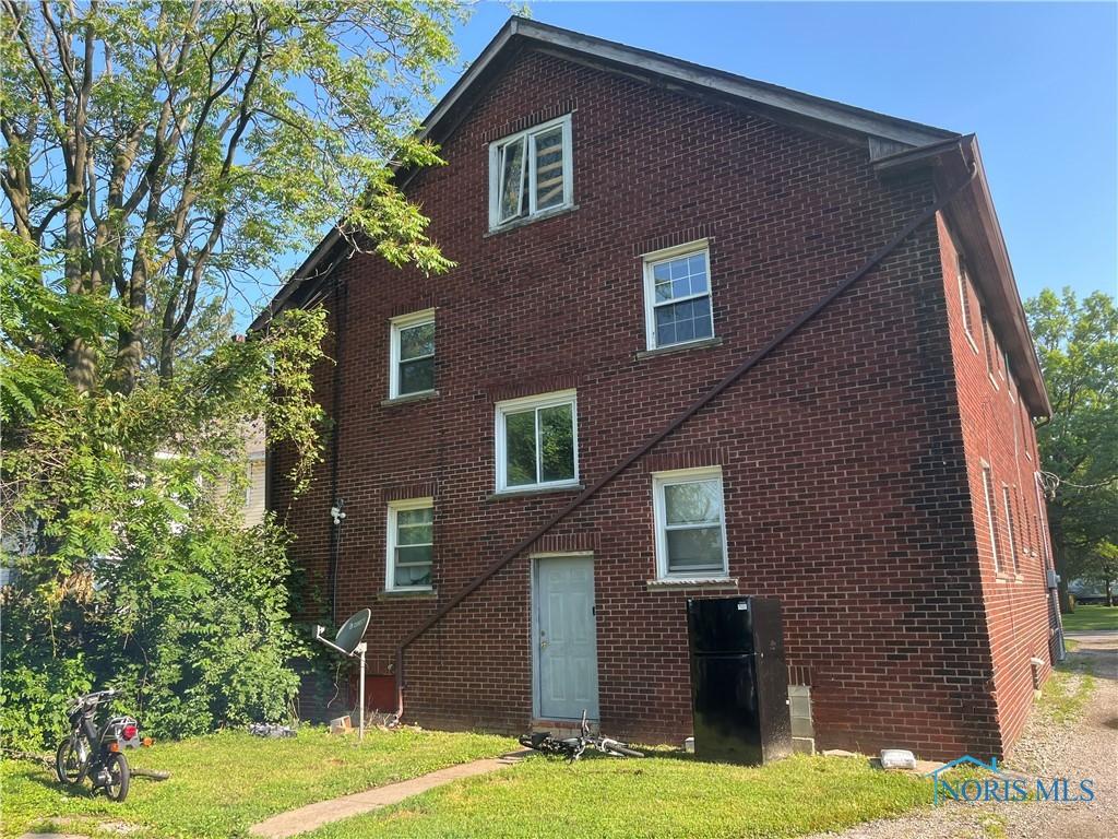 3312 E Manhattan Blvd, Toledo, OH 43611 - back of property featuring brick siding and a yard