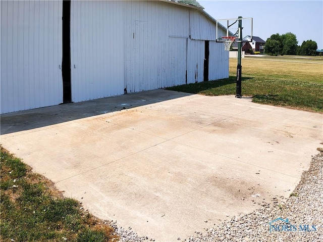 15740 Hill Rd, Defiance, OH 43512 - view of basketball court with a yard
