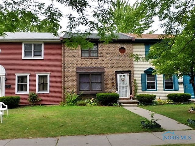 16 Prescott St, Toledo, OH 43620 - colonial home with a front yard