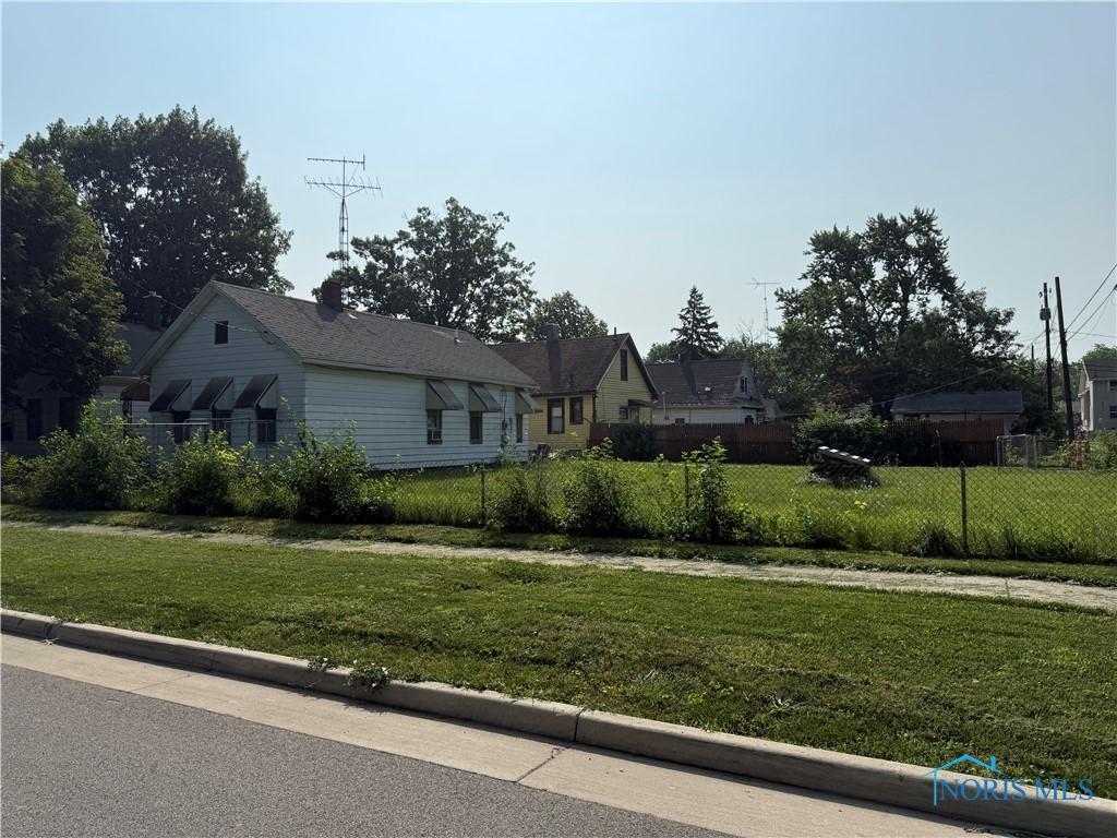 2938 Chase St, Toledo, OH 43611 - photo 2
