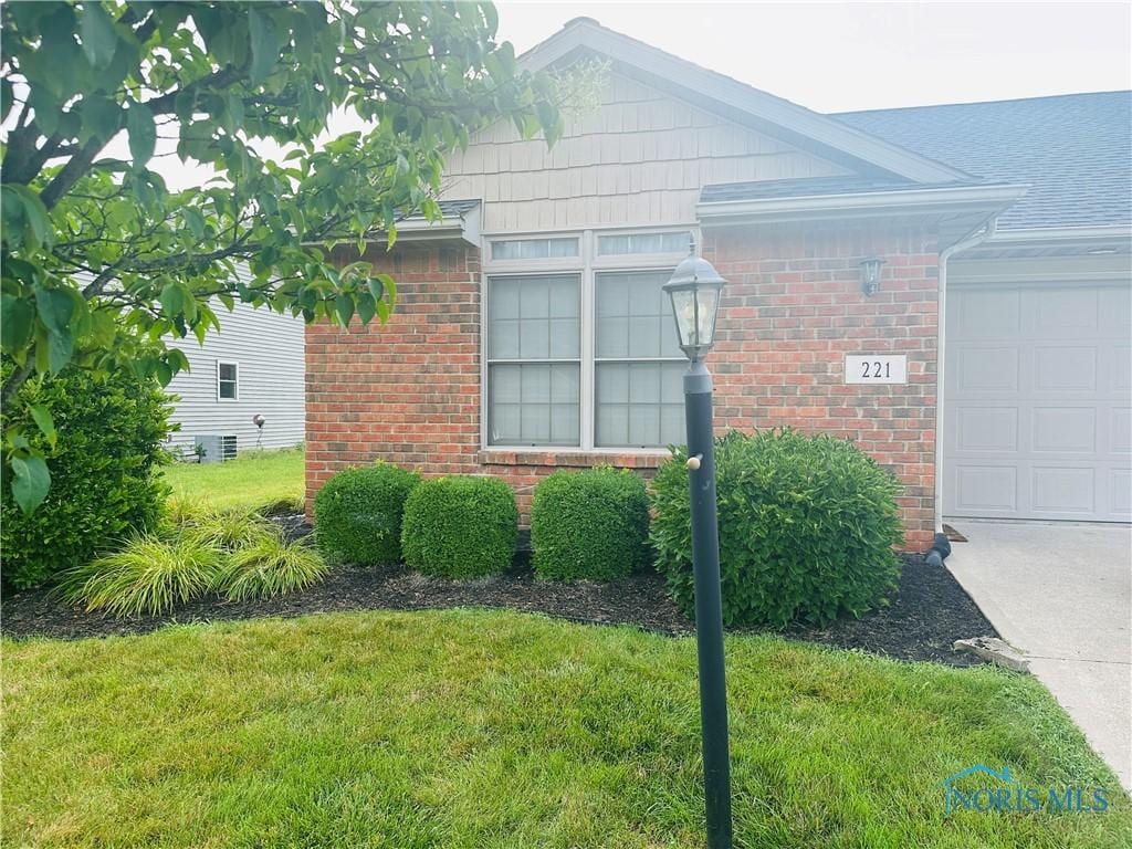 221 Chelsea Dr, Defiance, OH 43512 - photo 1