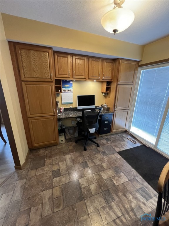 6467 Scarsdale Rd, Maumee, OH 43537 - photo 8