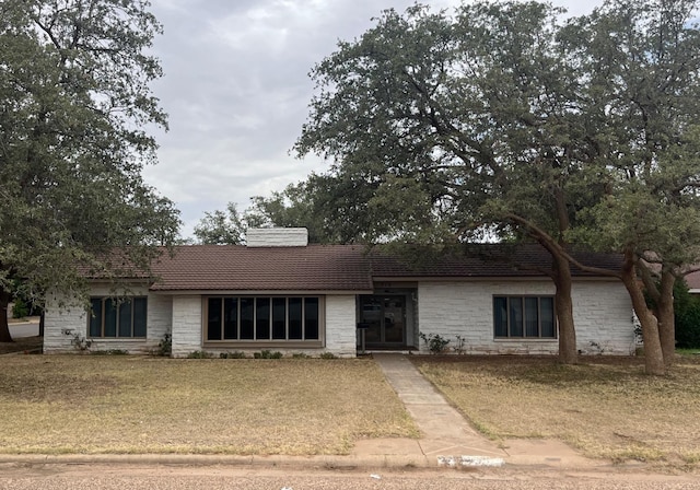 ranch-style house with a front yard