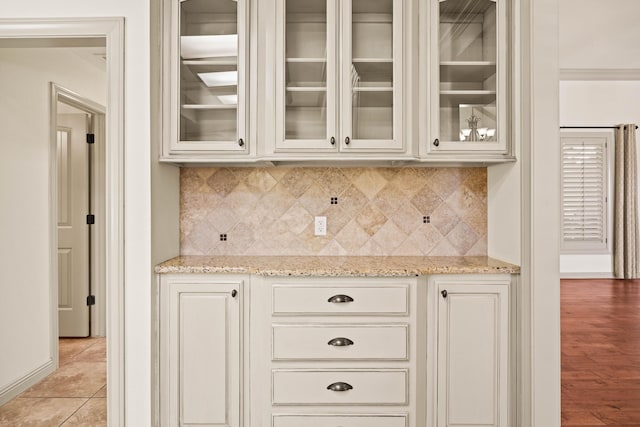 bar featuring backsplash and baseboards