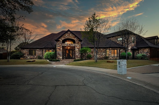 view of front of property featuring a yard