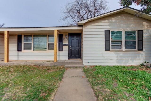 view of front facade with a front lawn