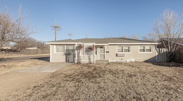 view of front of house featuring a front lawn