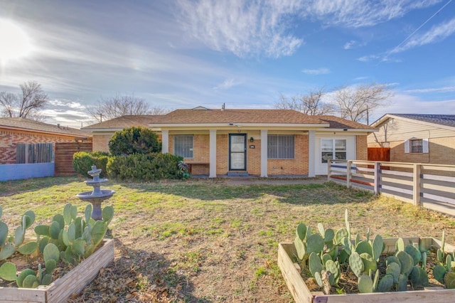 single story home featuring a front lawn