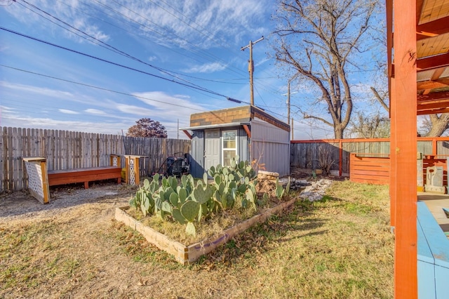 view of yard featuring a storage unit