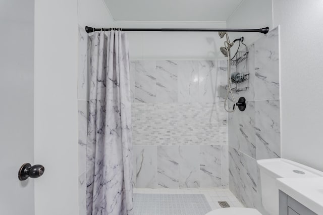 bathroom with a shower with curtain, vanity, and toilet