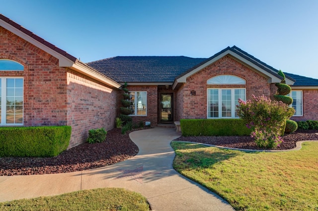 view of front of property with a front lawn