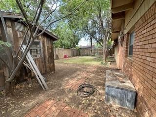 view of yard featuring an outbuilding