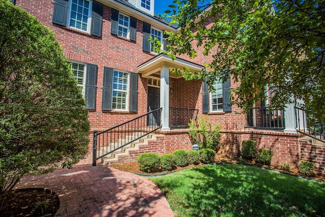 view of front of home with a front lawn