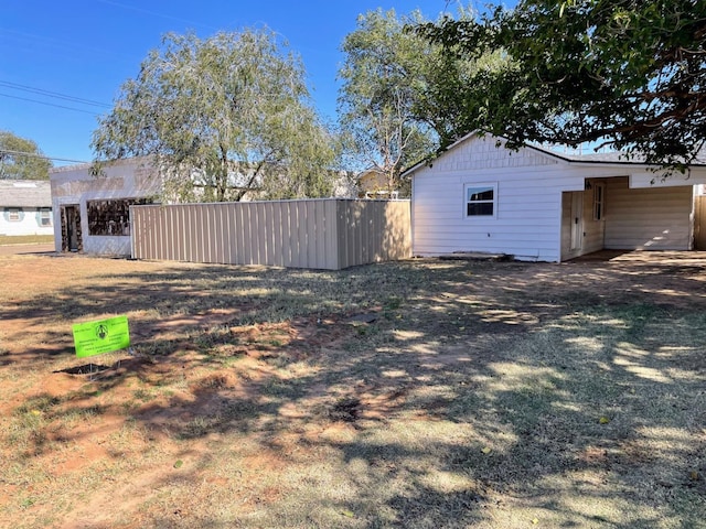 view of yard featuring an outdoor structure