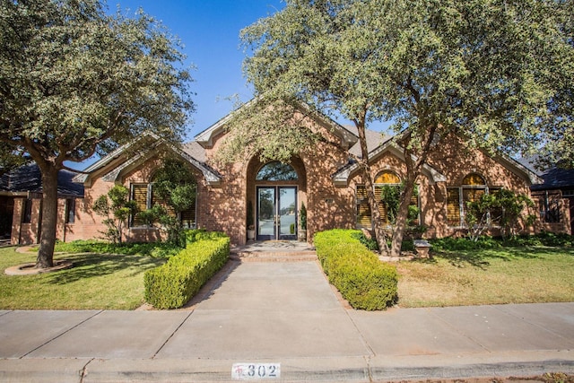 view of front facade with a front yard