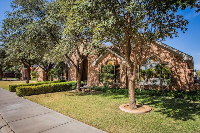 view of front of property with a front lawn