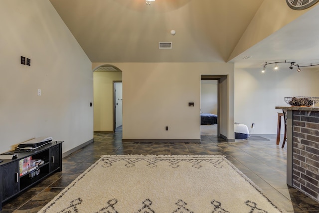 6208 21st St, Lubbock, TX 79407 - living area featuring vaulted ceiling, arched walkways, baseboards, and visible vents