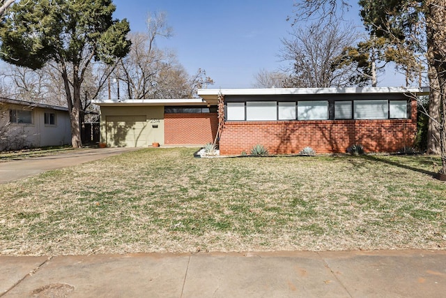 single story home featuring a front lawn