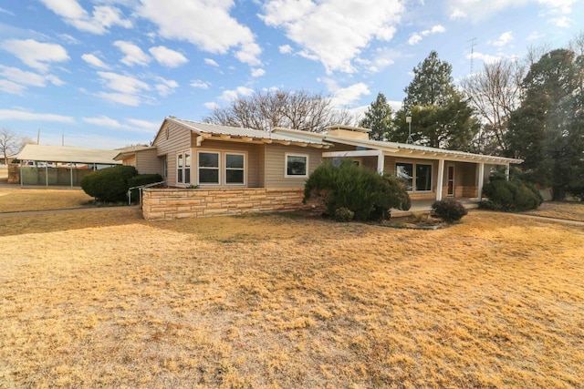 view of front of property with a front yard