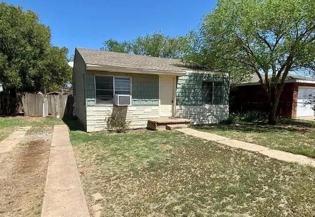 bungalow featuring a front lawn