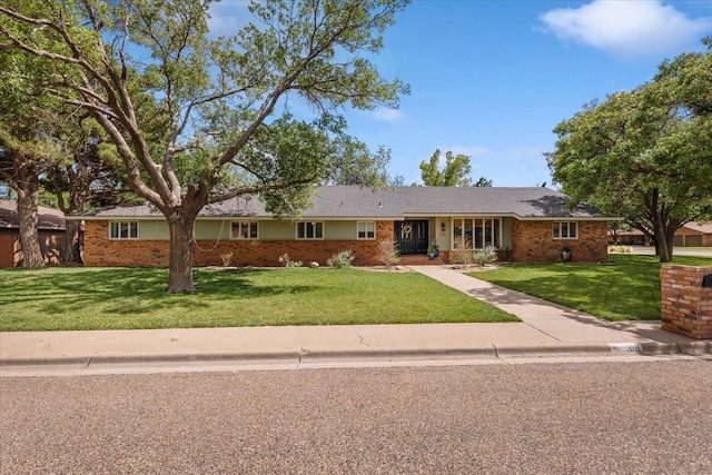 ranch-style home featuring a front lawn