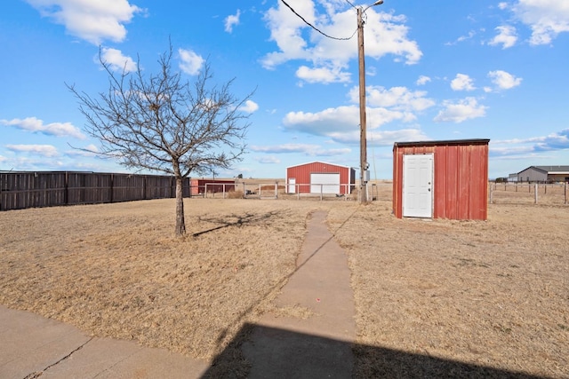 view of yard featuring a shed