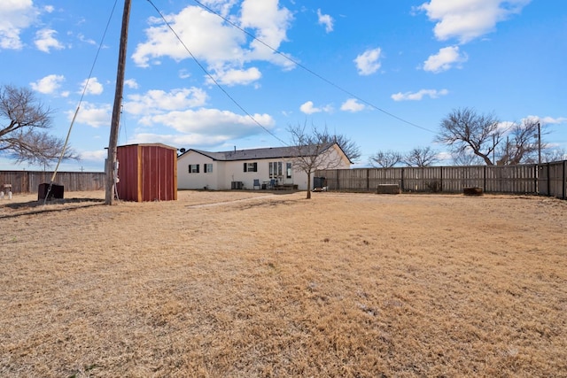 view of yard featuring a storage unit