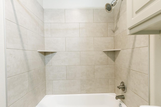 bathroom featuring tiled shower / bath