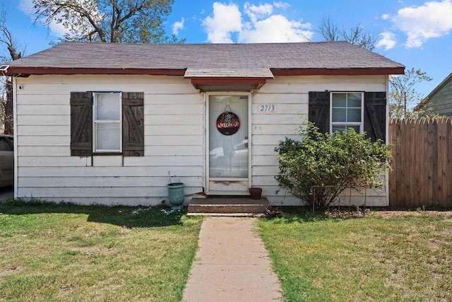 view of front of property featuring a front yard