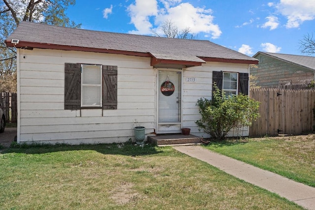 view of front facade featuring a front yard