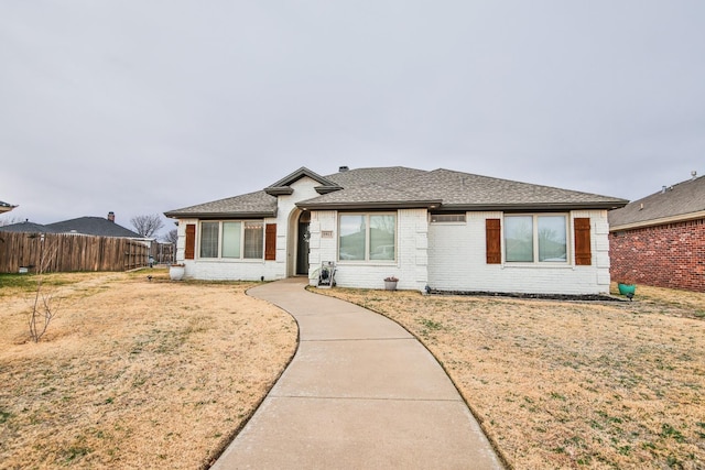 view of front of home featuring a front yard