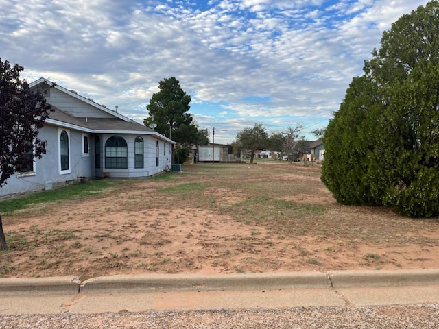 view of yard featuring cooling unit