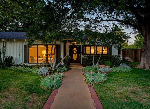 property entrance featuring a yard