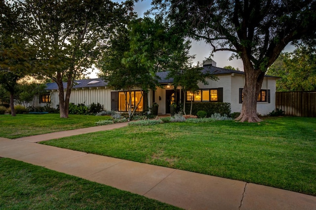 view of front of home featuring a lawn