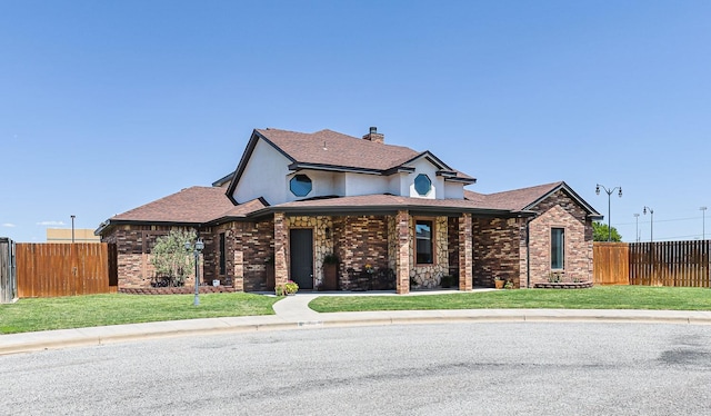 view of front of property featuring a front yard