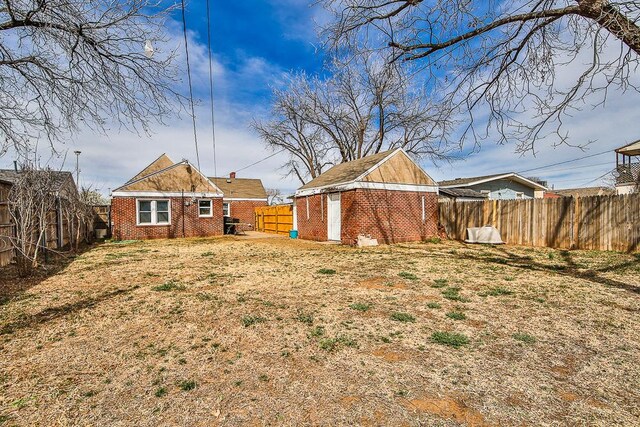 view of yard with a shed